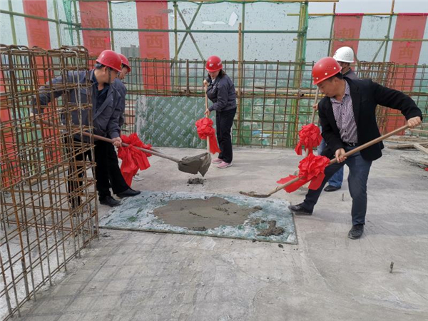 1596162663623675.jpg 封顶-王啸天+建安四季花城项目部.jpg