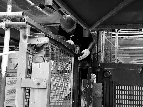 1596162705466079.jpg 工人百态3+党星(四季花城项目部).jpg