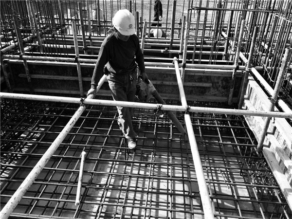 1596162759622841.jpg 工人百态-王卫波(四季花城项目部).jpg